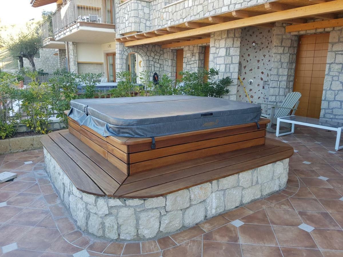 Deluxe: Di Garda Jacuzzi Holiday home *