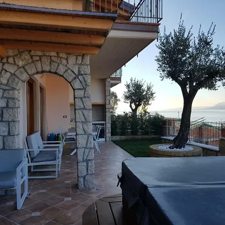 Appartamento Deluxe: Lago di Garda Jacuzzi Suite Brenzone sul Garda Exterior photo