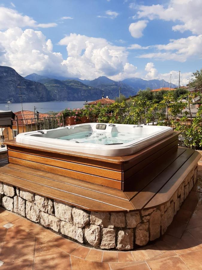 Deluxe 2 Con Vasca Idromassaggio Vista Di Garda, Riscaldata, Privata E Utilizzabile Tutto L'anno Brenzone sul Garda